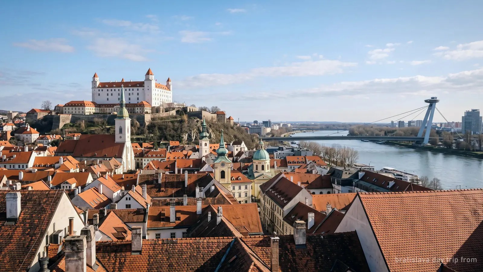 Il centro storico di Bratislava con il castello sulla collina sopra il Danubio