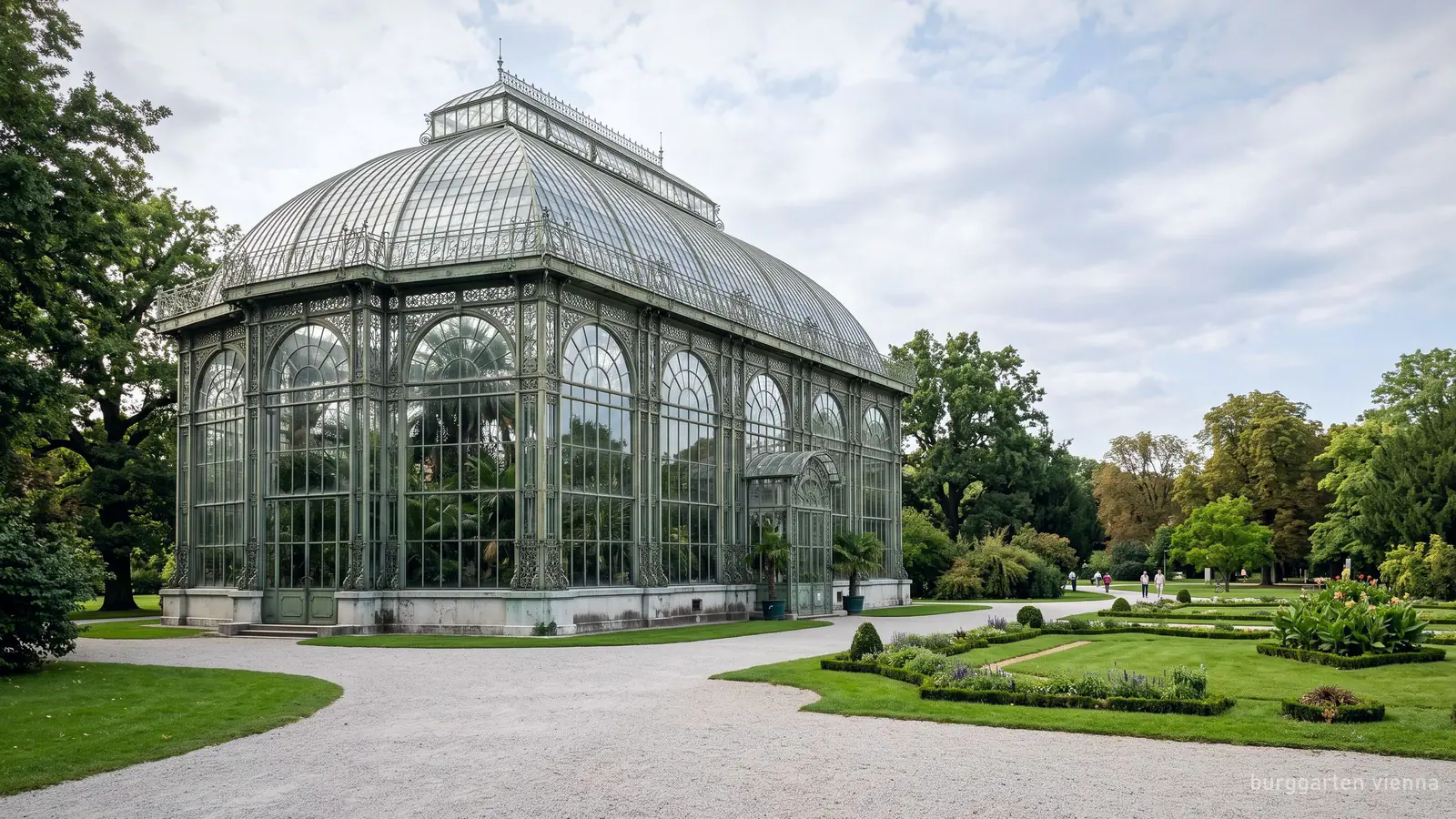 Das Jugendstil-Palmenhaus aus Glas und Eisen am Rand des Burggartens, Wien