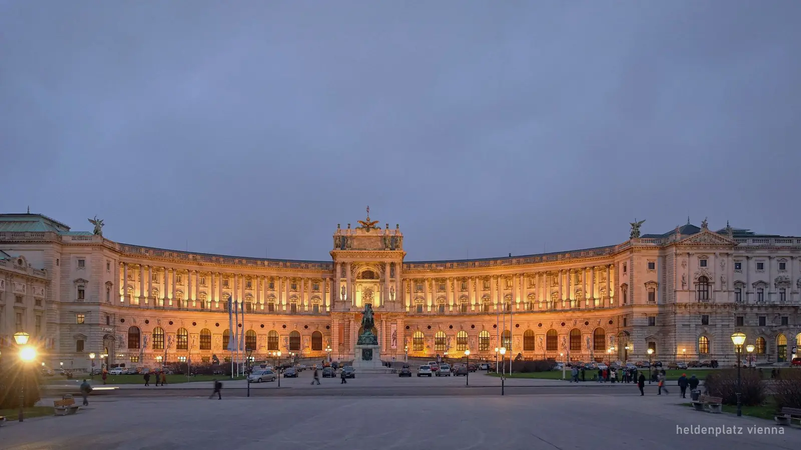 Der Trakt der Neuen Burg der Hofburg, über den Heldenplatz in der Abenddämmerung gesehen – Foto aus dem Buchungsangebot