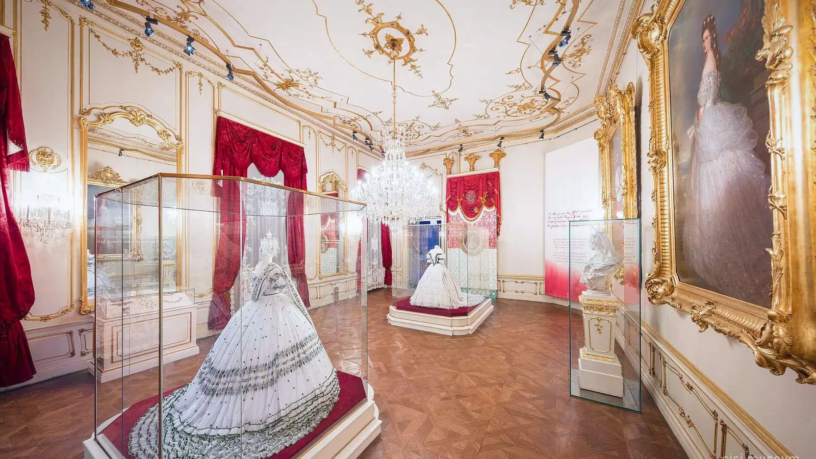 En broderet hofkjole udstillet i et forgyldt rum i Sisi Museum, Hofburg, Wien — foto fra bookingsiden