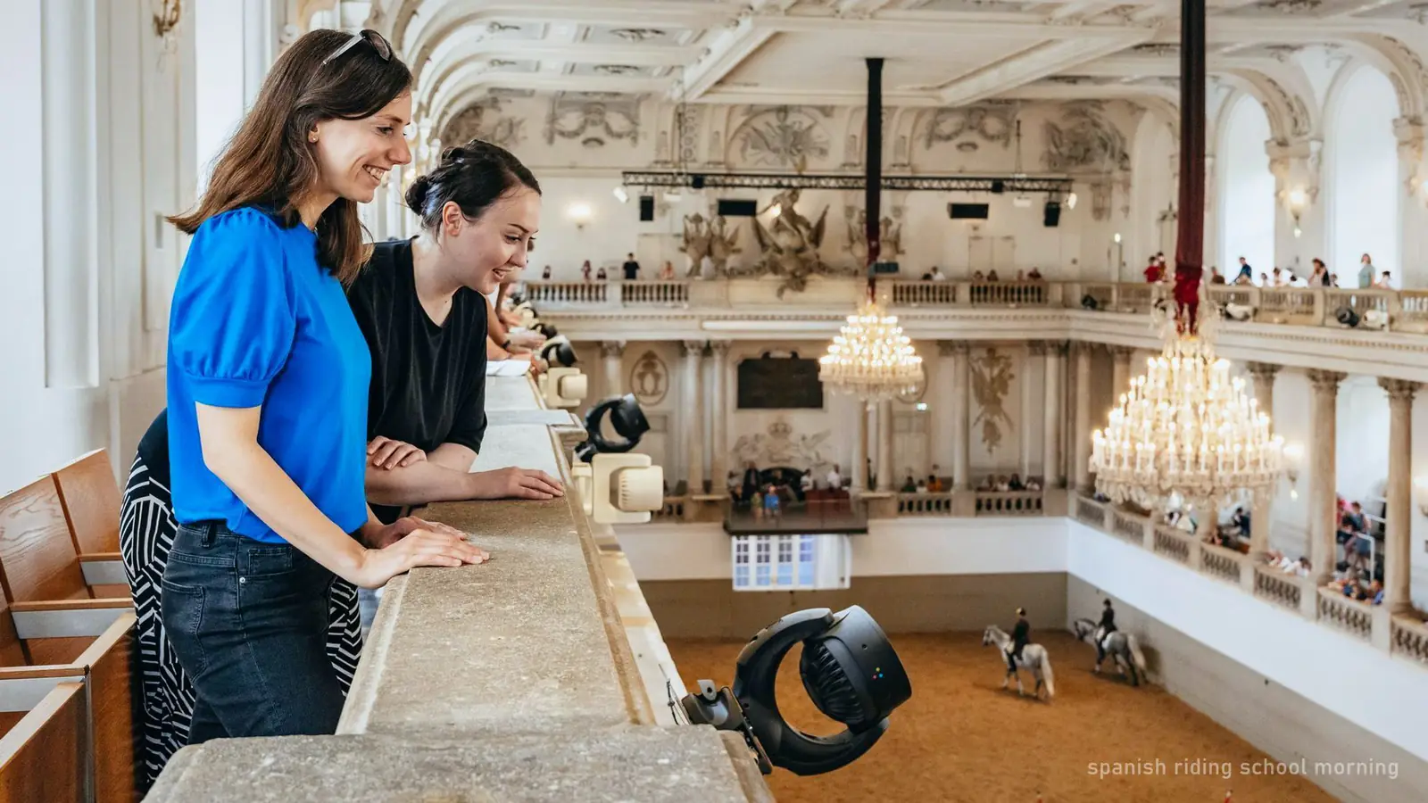 Besucher verfolgen die Morgenarbeit von der Galerie der Winterreitschule, Wien (Foto aus dem Buchungsangebot)