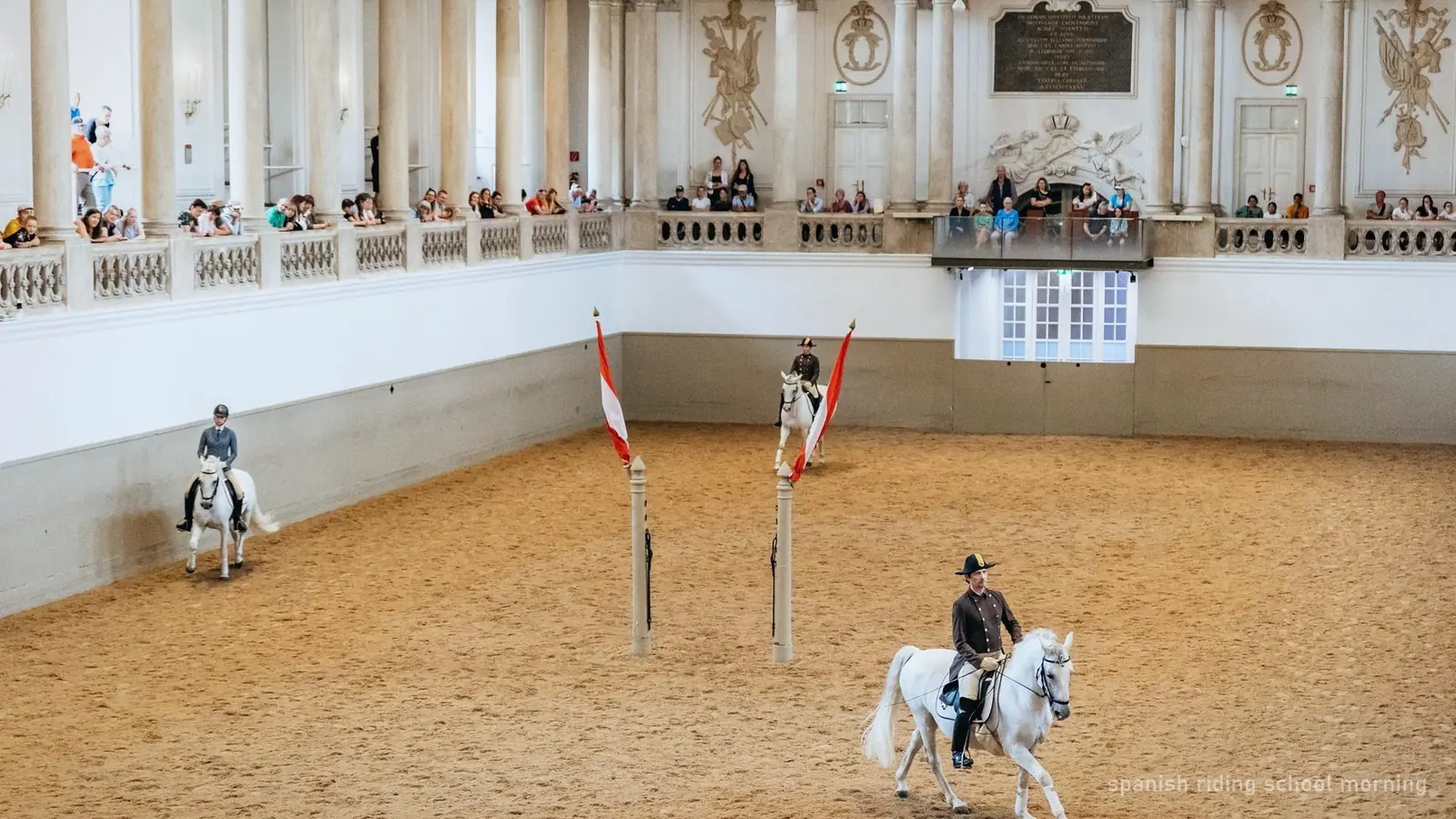 Reiter trainieren Lipizzanerhengste in der Winterreitschule, Wien (Foto aus dem Buchungsangebot)