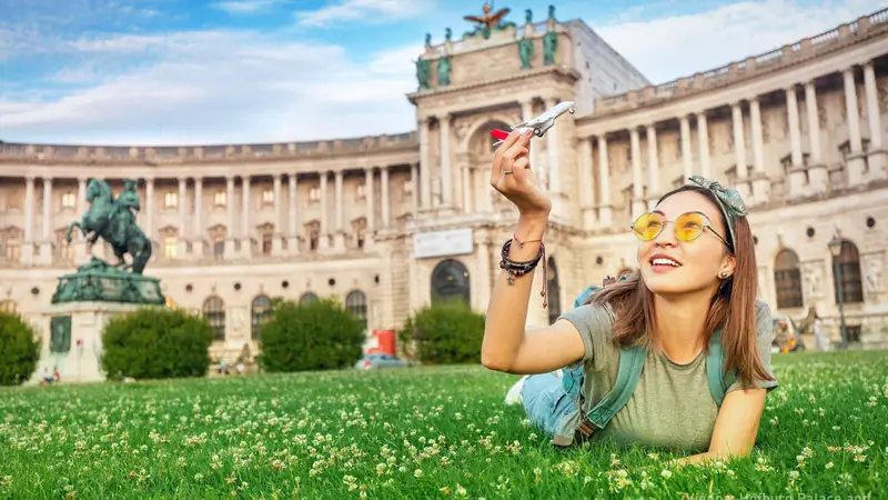 A visitor on the lawn of Heldenplatz in front of the Neue Burg, Vienna — photo from the booking listing