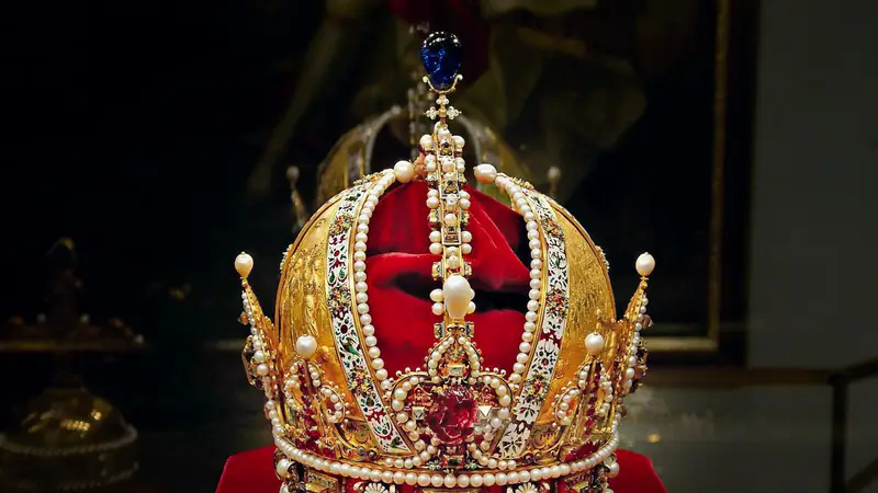 Eine Krone im Scheinwerferlicht in der Kaiserlichen Schatzkammer, Wien (Foto aus dem Buchungsangebot)