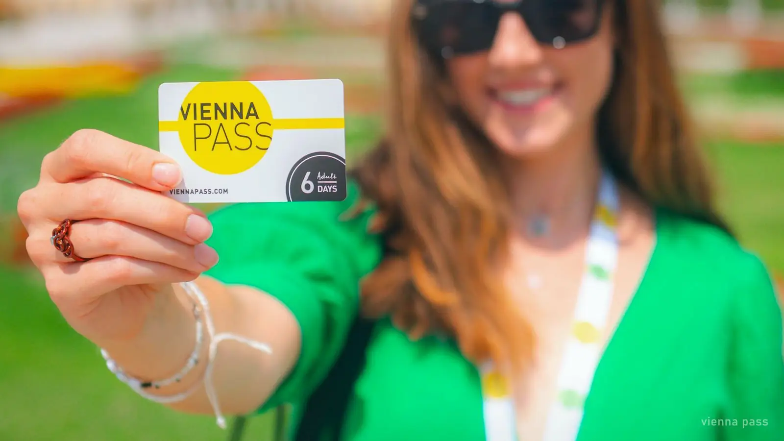Un visiteur tenant des cartes du pass touristique de Vienne (photo de l'offre de réservation)