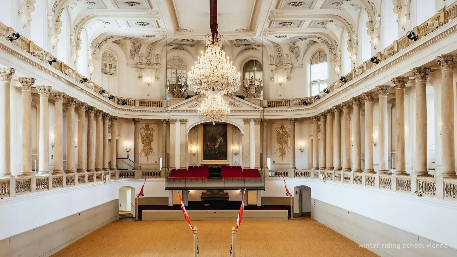 Die weiße Barockhalle der Winterreitschule in der Hofburg, Wien – Foto aus dem Buchungsangebot